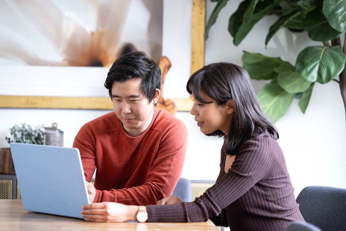 Con Cornerstone Performance puede ahorrar tiempo durante los ciclos de evaluación del rendimiento